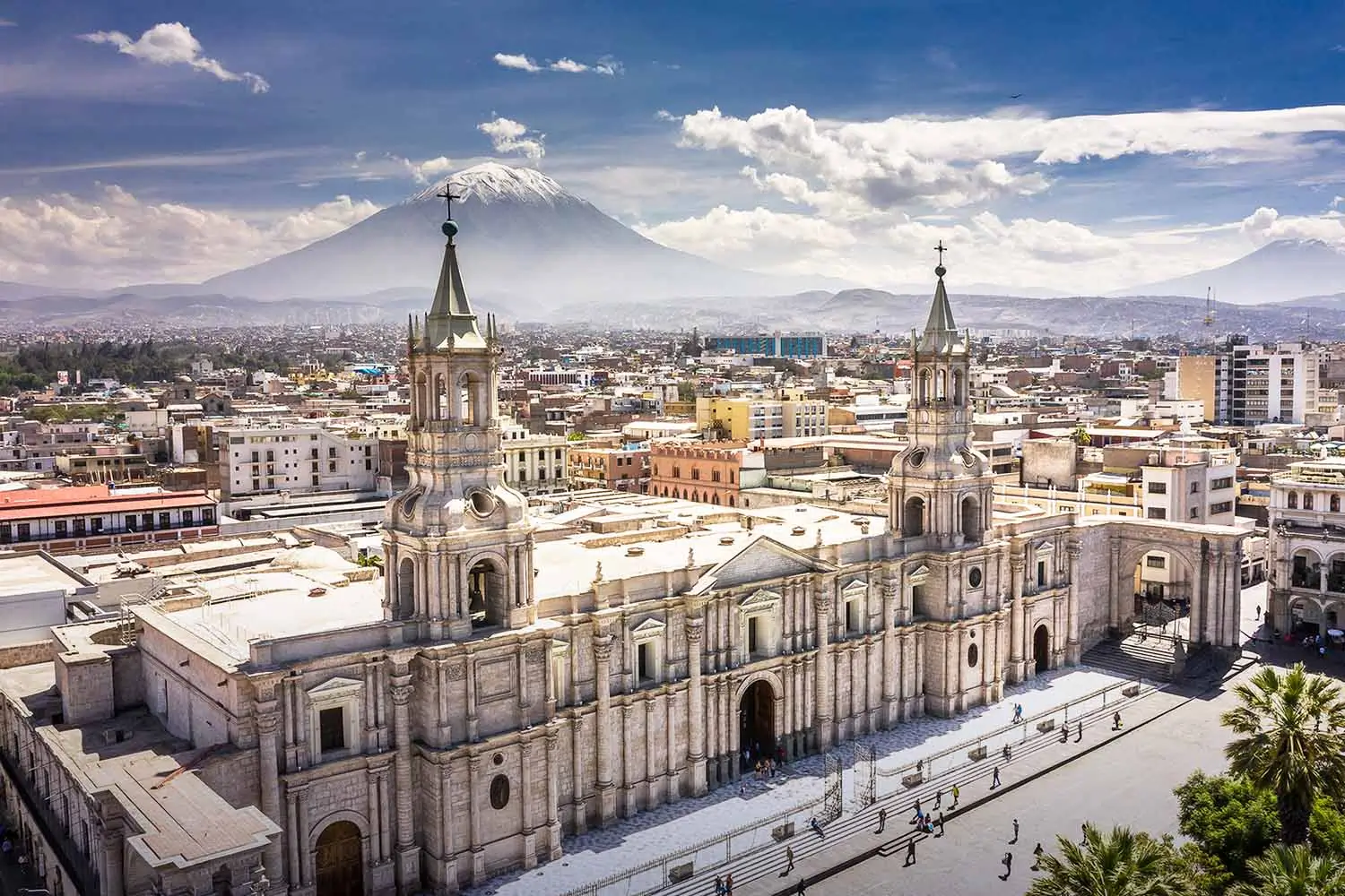 Vista de la ciudad de Arequipa con el volcán Misti